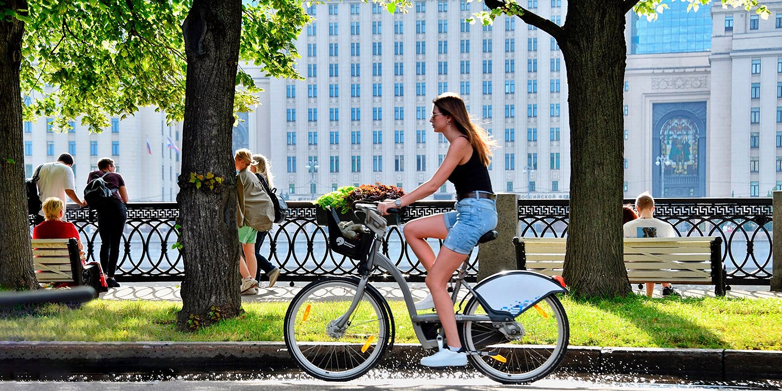 В Москве произошло массовое столкновение велосипедистов В Москве на Пречистенской набережной во время велозаезда «Две реки» произошло массовое столкновение велосипедистов. Об этом сообщает Telegram-канал SHOT. Пресс-служба уведомляет, что, предварительно, причиной аварии стала одна из участниц. Источник отметил, что она выехала на трассу на обычном велосипеде и двигалась слишком медленно посередине полосы. Именно это могло привести к столкновению других велосипедистов с ней.…