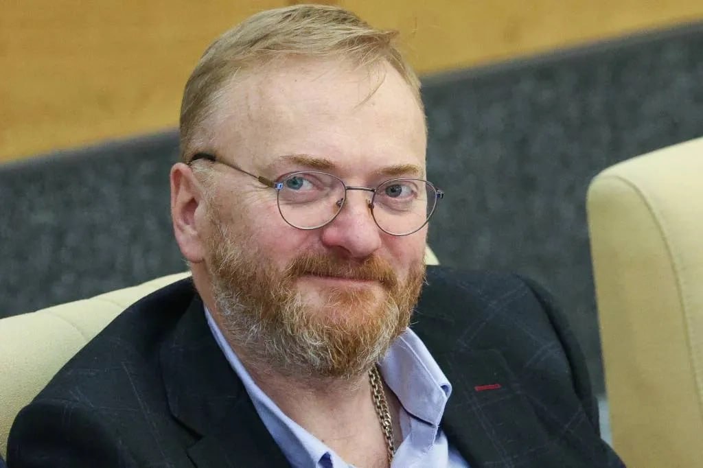 Полиция прокомментировала скандальный конфликт с депутатом Милоновым на ростовском рынке В пресс-службе ГУ МВД по Ростовской области прокомментировали конфликт, произошедший в Ростове между местным жителем и депутатом Госдумы Виталием Милоновым. Как выяснилось, устроивший скандал мужчина был задержан и доставлен в отдел. - В полицию поступило сообщение от представителя власти о факте реализации табачной продукции без акцизных марок на Центральном рынке Ростова, а также о нарушении общественного порядка неизвестным мужчиной. На место происшествия незамедлительно прибыл наряд полиции. Незаконная продукция была изъята. Гражданин, устроивший конфликт, задержан и доставлен в отдел полиции для дальнейшего разбирательства, - говорится в сообщении. Напомним, Виталий Милонов прибыл в Ростов, где посетил кафедральный собор, а после решил проверить торговые точки на Центральном рынке. В одной из них он заметил вейпы и табачные изделия без обязательной маркировки. Депутат вызвал полицию, чтобы задокументировать возможное нарушение. Прибывшие полицейские начали изымать товар и составлять протокол. В этот момент, по словам Милонова, на место ворвался мужчина, который начал толкать его и сотрудников правоохранительных органов. Подписаться на "Новости Ростова" Прислать новость