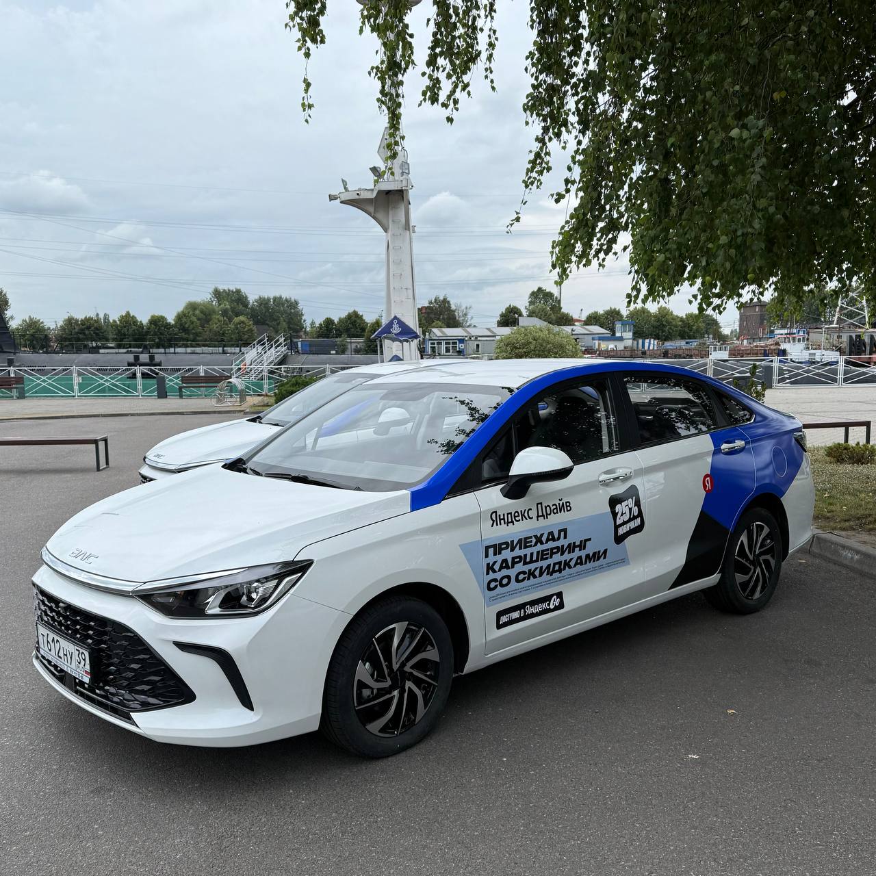 Первый каршеринг с автомобилями Автотора В Калининграде запустили первый каршеринг с автомобилями завода Автотор. На первом этапе оператор вывел на улицы 100 автомобилей BAIC U5 Plus. Зона аренды и поездки охватывает Калининград и аэропорт Храброво. В ближайшее время планируется расширение географии сервиса на приморские города области. Также парк пополнят электромобили Амберавто А5 собственного бренда АВТОТОР. Оператором проекта выступает компания «КЁНИГ-РЕНТ» совместно с сервисом Яндекс.Драйв. До конца 2025 года количество автомобилей в автопарке достигнет 240 штук, несколько десятков из которых будут составлять электромобили.