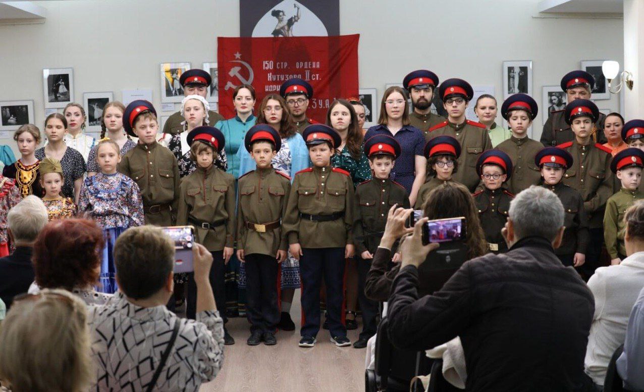 4 мая в Русском доме в Астане состоялся концерт «Ради жизни на Земле!», посвященный 80-летию Великой Победы. Мероприятие организовано Советом соотечественников Астаны. Программа вечера была составлена из военных песен и стихов - «От героев былых времен», «На безымянной высоте», «Сережка с Малой Бронной», «Переправа» и других всеми любимых произведений. В концерте приняли участие казачий народный хор «Станичники», молодежный ансамбль русской и казачьей песни «Зарница», детский ансамбль русской песни «Пчелка», а также астанинский ансамбль танца «Лотос» и школа юного актера «Хамелеон». Художественный руководитель столичного Казачьего культурного центра «Станичники» Наталья Иванова в своей приветственной речи отметила, что Великая Отечественная война показала примеры настоящей дружбы, сплоченности и патриотизма всех народов Советского Союза, которые остаются прочным фундаментом братства Казахстана и России. Следующий концерт самодеятельных коллективов российских соотечественников Астаны из цикла «Ради жизни на Земле!» пройдет 7 мая в Духовно-культурном центре Свято-Успенского кафедрального собора начало в 12:00 . #Победа80 #РоссияКазахстан