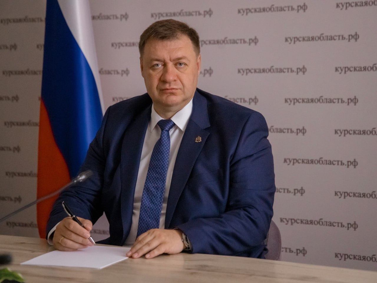 Экс замгубернатора Курской области заявил в суде что передавал полученные средства бывшему главе региона В Ленинском районном суде продолжается рассмотрение дел связанных с хищениями при строительстве фортификационных сооружений в курском приграничье В ходе судебного заседания бывший заместитель губернатора Курской области Алексей Дедов сообщил что все денежные средства которые он получал в качестве так называемых откатов передавал бывшему губернатору региона Алексей Смирнов Об этом сообщает РИА Новости Ранее в рамках этого же процесса бывший депутат Курской областной думы Максим Васильев заявлял о существовании договорённости по выплате вознаграждения в размере 10 процентов от суммы контрактов за участие в строительстве защитных сооружений По его словам деньги передавались Алексею Дедову Выступая в суде Дедов подтвердил факт получения денежных средств и пояснил что не уточнял их происхождение или назначение после чего передавал их в полном объёме Алексею Смирнову Также он сообщил что курирование строительства фортификационных сооружений в Курской области ему было поручено прежним губернатором региона Роман Старовойт Кроме того в суде прозвучали показания свидетеля о том что контроль за возведением оборонных сооружений в приграничных районах Курской области осуществляли Алексей Дедов и бывший заместитель губернатора Роман Денисов Уголовное дело в отношении Алексея Дедова выделено в отдельное производство в связи с заключением им досудебного соглашения о сотрудничестве со следствием Курская Telega Прислать новость