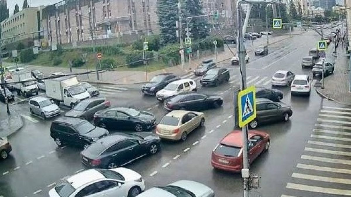 В Липецке на перекрёстке улиц Первомайская - Фрунзе образовалась пробка В Липецке на перекрёстке улиц Первомайская - Фрунзе образовалась большая пробка. Очевидцы сообщают, что по улице Первомайской движение осуществляется по 4 полосам. ↗ Прислать новость Подписаться