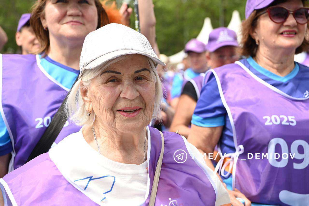 В Белгороде увеличилась доля жителей систематически занимающихся физкультурой и спортом до 60 5 Годом ранее этот показатель составил 59 3 Растёт доля горожан выполнивших нормативы ГТО В общей численности населения это 20 рост почти на 1 с 19 2 Это значит что каждый пятый житель города выполнил нормативы Всероссийского физкультурно спортивного комплекса Готов к труду и обороне Увеличивается число ежегодно подготовленных спортсменов массовых разрядов В 2024 году их было 4 490 предварительный итог 2025 года 4 550 спортсменов При этом повышается уровень удовлетворённости условиями для занятий физкультурой и спортом Это показатель достиг 77 25 в 2025 году Итоги года