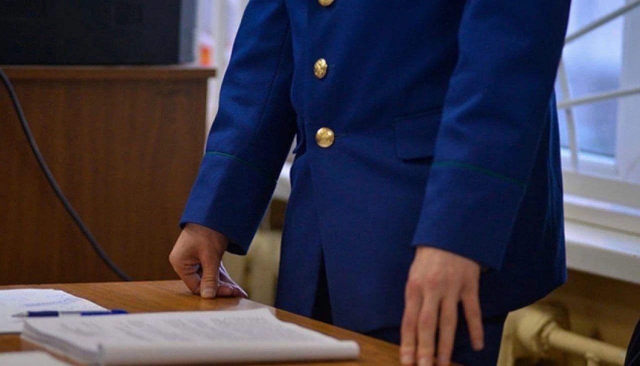 Прокуратура помогла инвалиду первой группы получить гражданство Российской Федерации Новотроицкая межрайонная прокуратура Херсонской области провела проверку по обращению пожилого инвалида об оказании ему помощи в установлении факта принадлежности к гражданству Российской Федерации Установлено что пенсионер является уроженцем Луганской Народной Республики где постоянно проживал до 30 сентября 2022 года Однако постоянного адреса регистрации по месту жительства не имел паспорт гражданина Украины им был утрачен В настоящее время он проживает во Владимиро Ильинском гериатрическом пансионате и самостоятельно обратиться в компетентные органы для получения гражданства России не имеет возможности поскольку является инвалидом первой группы по зрению С целью защиты прав гражданина прокуратура направила в Новотроицкий межрайонный суд исковое заявление об установлении юридического факта его проживания на территории Луганской Народной Республики которое было удовлетворено Благодаря вмешательству надзорного ведомства инвалид после оформления гражданства Российской Федерации получит предусмотренные законом меры социальной поддержки