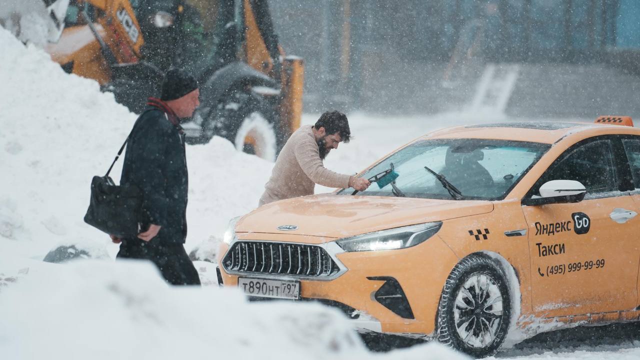 Оплачивать такси сотрудникам в сильные морозы предложили в Госдуме Депутат Хамитов отметил что при температуре ниже 25 C дорога на работу может быть опасна для здоровья Если работодатель требует очного присутствия он должен обеспечить безопасный проезд МоскВайб подписаться