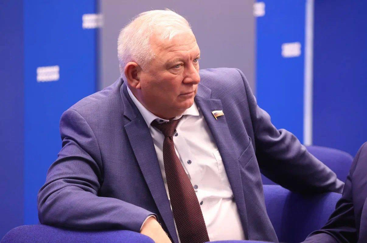 Генпрокуратура подала иск о конфискации имущества экс депутата Госдумы Анатолия Вороновского обвиняемого по делу о коррупции Ведомство требует изъять в доход государства движимое и недвижимое имущество бывшего парламентария Наряду с экс депутатом ответчиками по делу выступают еще 28 граждан в том числе родственники Вороновского а также компания НАО Прогресс В качестве третьих сторон в деле участвуют 19 юрлиц  Вороновский занимая должность замглавы администрации Краснодарского края и курируя дорожное строительство предположительно получил квартиру в Сочи от коммерческой структуры Жилье было оформлено на его мать  Вторая квартира в Краснодаре была зарегистрирована на его сына Кроме того компания благоустроила его поместье в Усть Лабинском районе Общая сумма взяток по словам источника Ведомостей составляет 25 млн рублей Telegram VoronovskiyAV Telegram Max