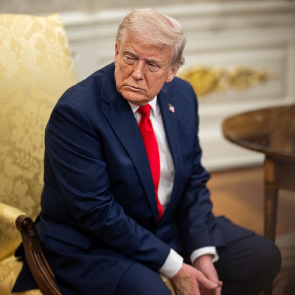 Дональд Трамп болен  Как сообщил Белый дом, в последние недели у президента США сильно отекали ноги и иногда появлялись синяки на руках. Американский лидер прошел комплексное медобследование, которое выявило у 79-летнего политика новый недуг.  «В результате была выявлена хроническая венозная недостаточность – доброкачественное и распространенное заболевание, особенно среди лиц старше 70 лет», – сообщили в Белом доме.  Подпишитесь на «Абзац»   Добавьте «Абзац» в ленту «Дзена»