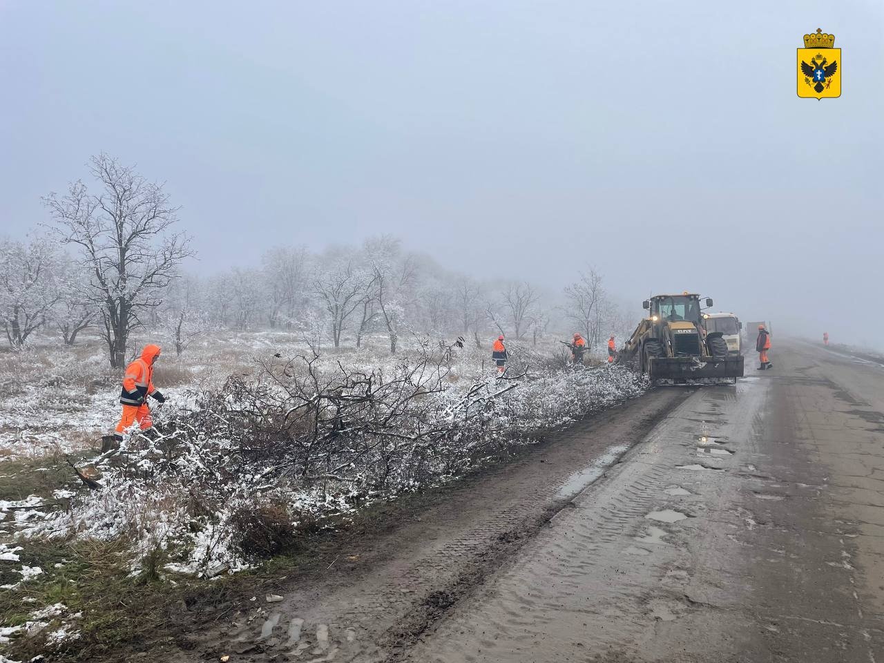 В Херсонской области в 2025 году уже уложено 80 км асфальтобетона  В рамках программы 2025 года в регионе уложено около 80 км асфальтобетонного покрытия. Работы ведутся усилиями Госкомпании «Автодор» на ключевых дорожных объектах региона.  Новый нижний слой асфальта появился на участках трасс Великая Лепетиха — Ивановка — Геническ  44 км , Новая Каховка — Армянск  32 км  и Новая Каховка — Геническ  2 км .  На автодороге Херсон — Джанкой — Керчь подрядчики приступили к расчистке полос отвода. В 2025 году в нормативное состояние будет приведён 15-километровый участок от границы области до Каланчака. Эта трасса — важная транспортная артерия, связывающая регион с Крымом.  Всего в Херсонской области по программе текущего года запланировано капитально отремонтировать порядка 135 км дорог.  #новости  Сайт   ВК   ОК  #Администрация_Херсонская_область