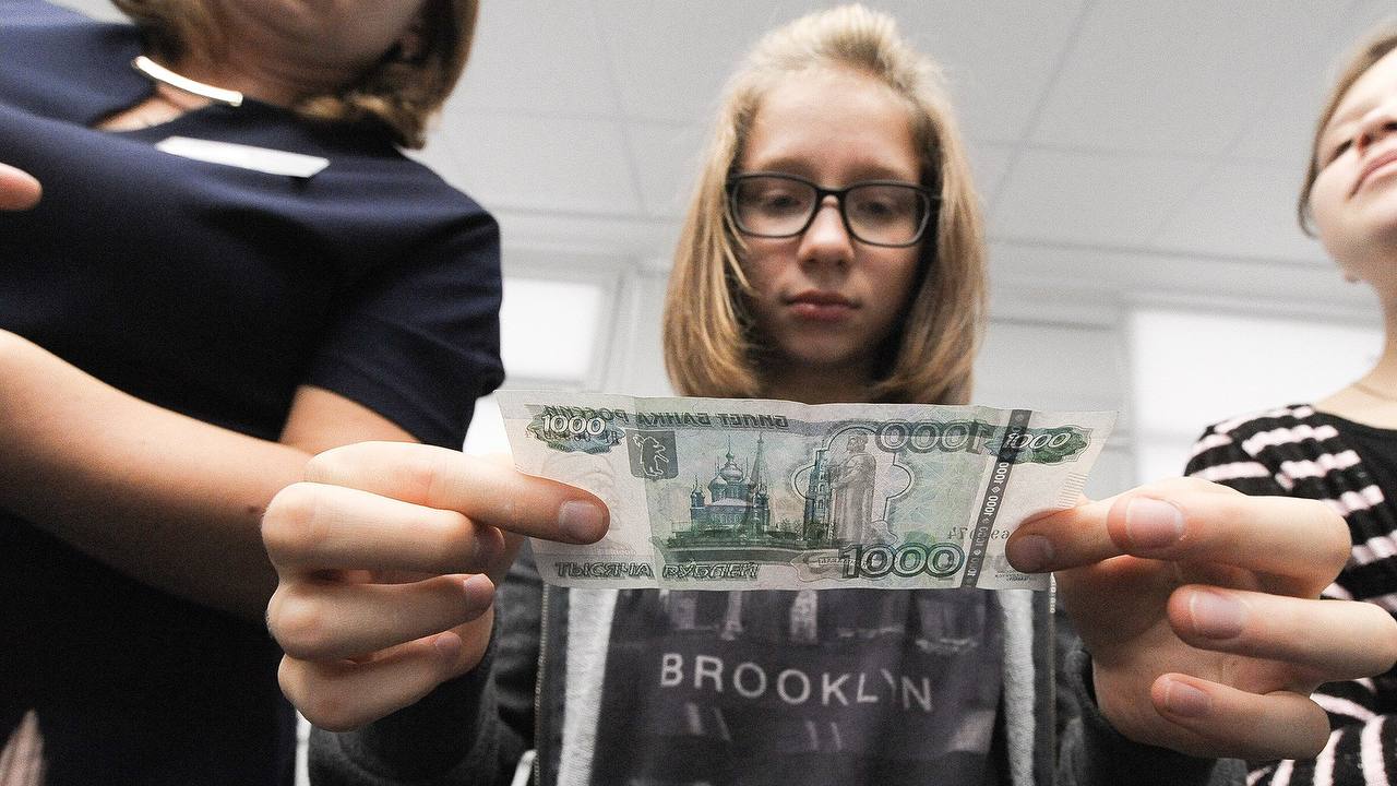 Аферисты придумали новую схему обмана детей Жертве обещают лёгкий заработок тысячу рублей в день за прослушивание музыки Но сначала нужно внести взнос Затем выясняется что заработать почти невозможно Однако предлагают выход продавать доступ другим превращая ребёнка в участника пирамиды и ведь многие ведутся так то есть это развод НЕ МОРГЕНШТЕРН