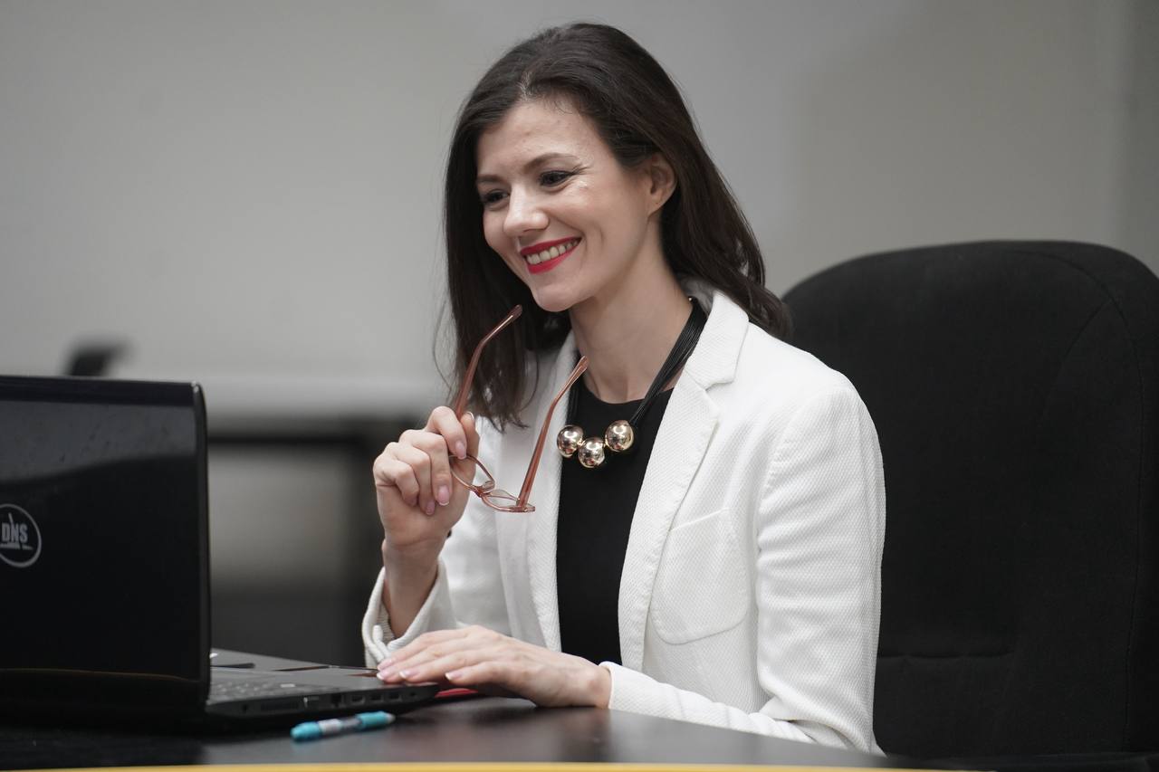 В России эксперты дадут предпринимателям практические советы для развития бизнеса В поддержку российского бизнеса стартовал новый проект В формате подкаста предпринимателям дадут практические рекомендации по выбору ниши управлению финансами масштабированию бизнеса с помощью рекламных инструментов оптимизации расходов и личной эффективности Отдельно эксперты фокусируются на карьере найме и управлении людьми а также на практиках из рынка услуг и рекламы Ведущим выступает старший управляющий директор Авито Артем Кумпель Как эксперт отвечающий на различные направления Работа Услуги Реклама он дает ответы на вопросы от бизнеса в различных сферах В рамках проекта вопросы поступают как опытных так и начинающих предпринимателей Совместно с приглашенными экспертами ведущий разбирает их кейсы рассказывает о собственном опыте Читать подробнее www kuban kp ru online news 6669350