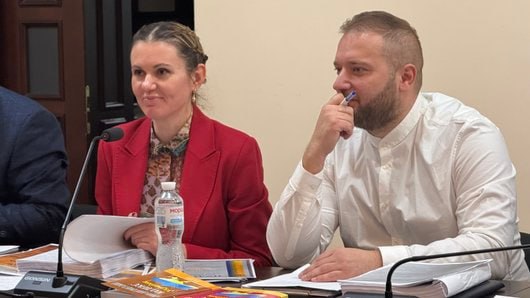 За депутата Рады Анну Скороход внесли залог 3 млн 28 тыс гривен Об этом пишут украинские СМИ со ссылкой на адвоката Скороход По его словам залог внесли третьи лица 12 декабря Адвокат не стал уточнять личность передавшего деньги однако отметил что внесённая сумма не принадлежит народным депутатам Сейчас Анна Скороход находится в Киеве с электронным браслетом Её адвокат уже подал апелляцию с просьбой отменить контроль так как Скороход не ограничена в перемещениях по Украине  Ранее антикоррупционные органы Украины обвинили депутата Рады Анну Скороход в даче взятки По данным следствия её группа предложила предпринимателю за 250 тыс способствовать санкциям против компании конкурента а сама депутат выступила гарантом этого решения Однако деньги так и не были переданы На фото Анна Скороход во время судебного заседания 9 декабря 2025 года IZ RU в Telegram в MAX