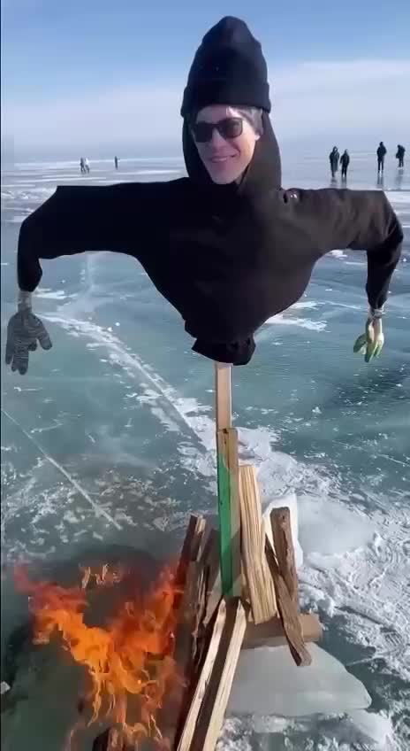 На Байкале сожгли чучело шамана в рамках Масленицы