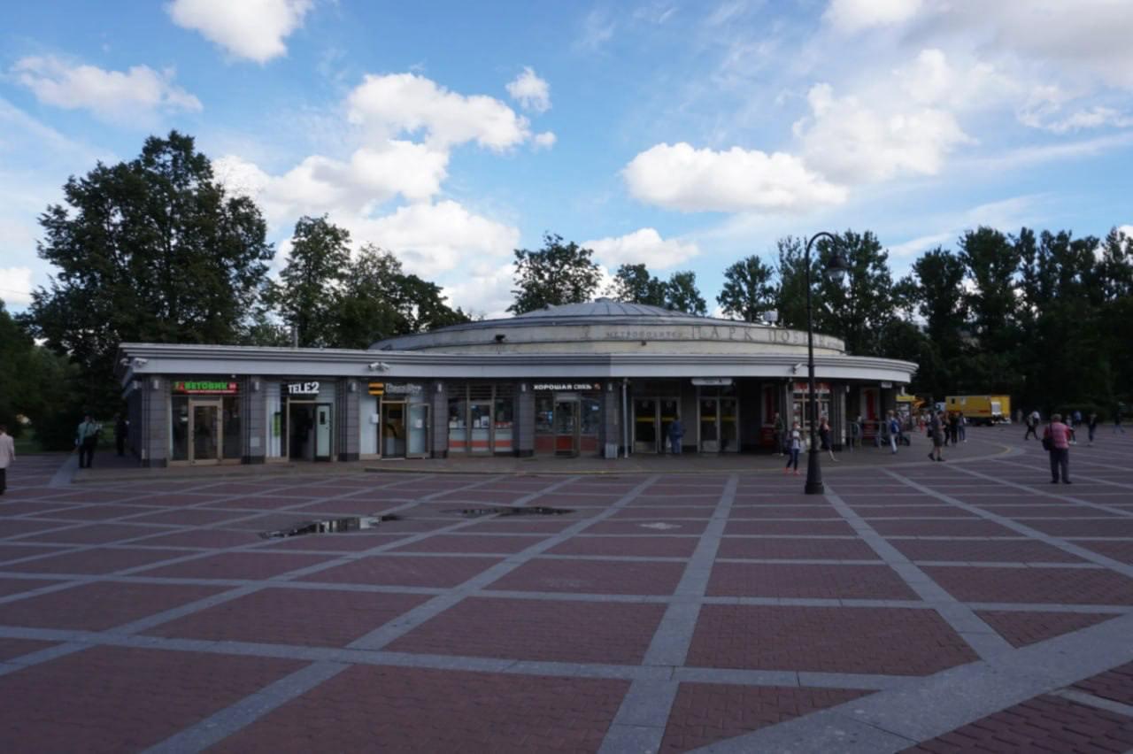 Станцию «Парк Победы» в Петербурге закроют на реконструкцию 29 июня  Станция метро «Парк Победы» в Санкт-Петербурге закроется на реконструкцию утром 29 июня. При этом в ночь празднования «Алых Парусов», с 28 на 29 июня, станция будет работать, как и другие станции метрополитена, сообщила пресс-служба комитета по транспорту.   «29 июня с 06:00 станция метро «Парк Победы» закрывается на реконструкцию. На время ремонта Парка Победы в целях обеспечения подвоза пассажиров к соседним станциям метро линии 2 «Электросила» и «Московская» в будние дни комитетом по транспорту будет усилено движение общественного транспорта», – говорится в сообщении.   На время ремонта «Парка Победы» в целях обеспечения подвоза пассажиров к соседним станциям: «Электросила» и «Московская» в будние дни будет усилено движение общественного транспорта.   : Петербургский метрополитен    Подпишитесь на «Ведомости Северо-Запад»