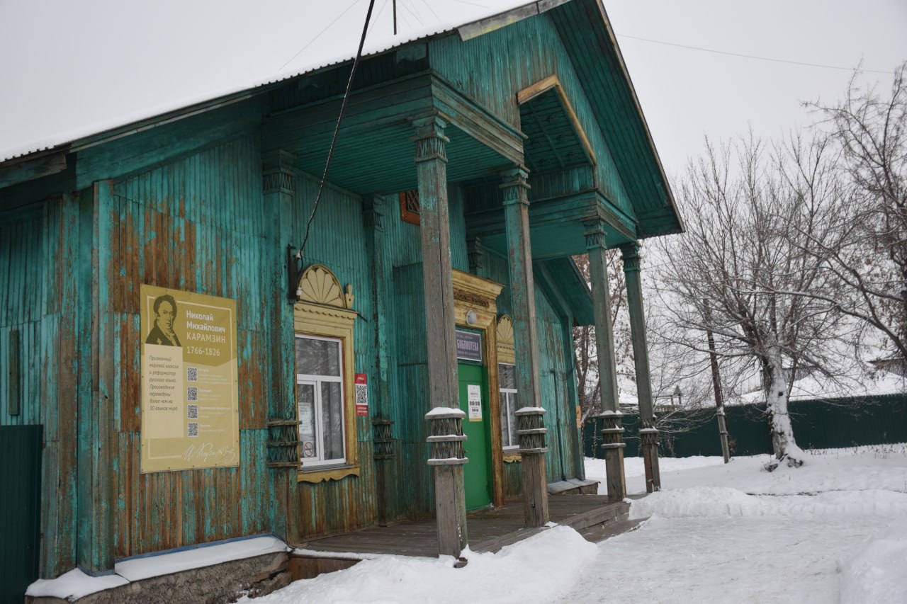 Библиотеку Карамзина в Северном модернизируют.   Она станет библиотекой-усадьбой. Для этого выделят 8 миллионов из федерального бюджета и 3,5 миллиона из областного. Вот что обещают сделать:  Будет создана комфортная среда для чтения, обучения и отдыха. В интерьере будут преобладать светлые тона, появится комфортная мебель и современное оборудование. Будет оформлен парадный зал, как непременная часть усадьбы, где будут проходить встречи и приёмы. Для удобства читателей разных возрастов, в зале устроят специальные тихие «уголки».  Само здание уникально и начинает свою историю с 1951 года. Тогда для горожан открылся деревянный кинотеатр имени Александра Матросова. Он вмещал до 150 человек. Через десять лет он стал библиотекой имени Толстого, а в 1990-м — Карамзина.   За фотографии для карточки благодарим группу «Южное Зауралье: исторический календарь».    Подпишись на «Короче, Курган»