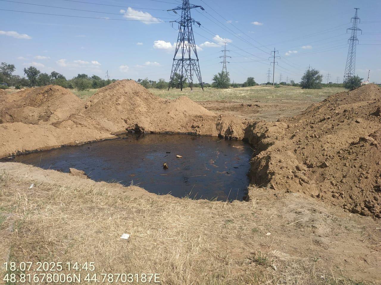 Химическое озеро появилось на месте АГЗС в Волжском  Нарушители пытались выкопать резервуары на месте бывшей автогазозаправочной станции. Это привело к утечке жидкости неизвестного состава.   Был составлен административный протокол. Обстоятельства ЧП выясняют.    ЧП Волжский - подписаться      Написать нам  Чат - перейти