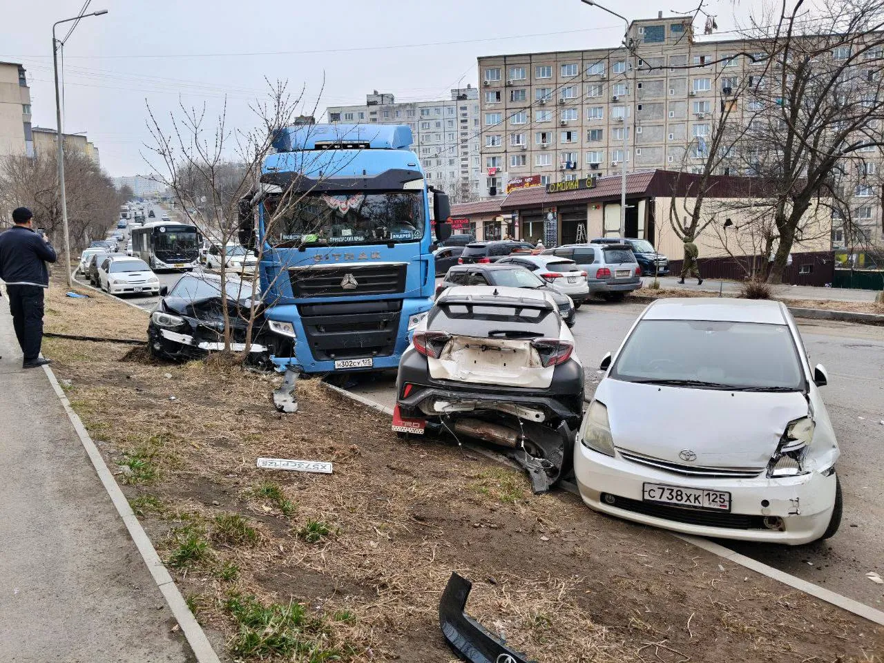Серия дорожно транспортных происшествий произошла в течение дня во Владивостоке Пользователи соцсетей уже назвали происходящее в городе массовым помешательством на дорогах Подборку из самых резонансных ДТП собрал журналист VLADIVOSTOK1 RU Самым громким инцидентом стало массовое ДТП в районе Тихой Как сообщают очевидцы предположительно нетрезвый водитель фуры на улице Сахалинской снес несколько припаркованных автомобилей Всего повреждения получили пять машин На кадрах с места происшествия видно что люди находившиеся в кабине большегруза почему то не решались выйти наружу Видеозапись также зафиксировала разговор владельца разбитого автомобиля с водителем Поведение мужчины периодически высовывавшегося из кабины вызвало вопросы у очевидцев Позже появилось видео задержания На нем видно что водитель с трудом держится на ногах очевидцы предположили что мужчина пьян однако эта информация пока официально не подтверждена Его забрали сотрудники полиции По предварительным данным в результате аварии никто не пострадал Ситуация следующая два друга дальнобойщика отмечали день работника клиниговых служб по простому уборщиков В итоге убрались до такой степени что демоны в их головах отправили их прямиком за руль Товарищи неслись по Сахалинской в сторону Фадеева выяснил Telegram канал Strahovoi garant vvo Однако на этом череда происшествий не закончилась Подробности с видео смотрите на нашем сайте по ссылке Фото svodka25  Подписаться в MAX