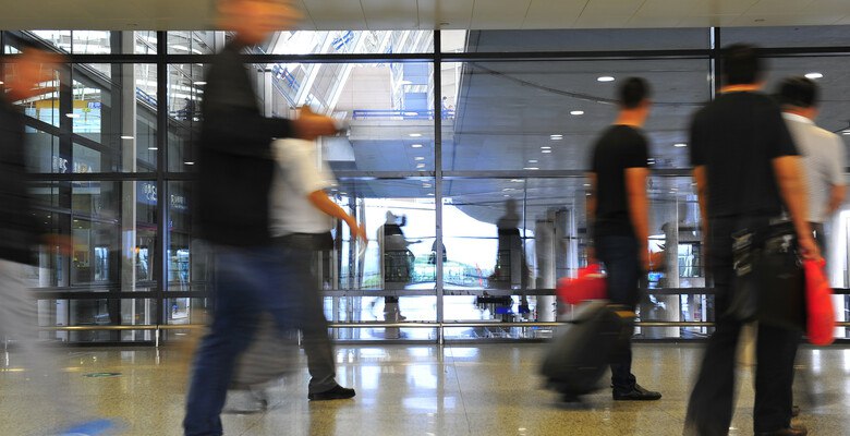 Эффект ограничений чистая миграция продолжает снижаться Национальная статистическая служба ONS представила обновленные данные по чистой миграции С июня 2024 года по июнь 2025 года этот показатель составил 204 тыс человек годом ранее 649 тыс человек Министр внутренних дел Шабана Махмуд объяснила снижение показателей успехами государственной политики и отметила что объявленные на прошлой неделе реформы должны дополнительно сократить миграцию Однако в отдельном отчете опубликованном Министерством внутренних дел Великобритании был отмечен рост числа просителей убежища прибывших в страну нелегальным путем