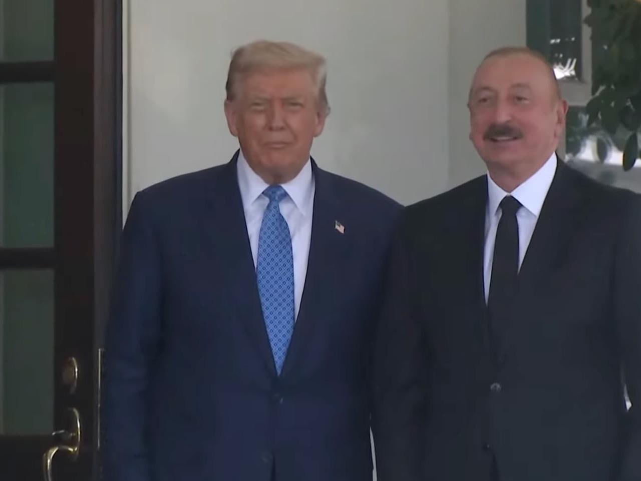 Президент США Дональд Трамп встретил президента Азербайджана Ильхама Алиева в Белом доме.   Во время церемонии встречи, отвечая на вопрос журналиста, насколько президент США уверен в прочном мире между Арменией и Азербайджаном, Трамп ответил: «Я очень уверен».   Трамп не ответил на следующий вопрос, защитит ли сегодняшнее соглашение христиан.Сфотографировавшись, президенты двух стран вошли в Белый дом.