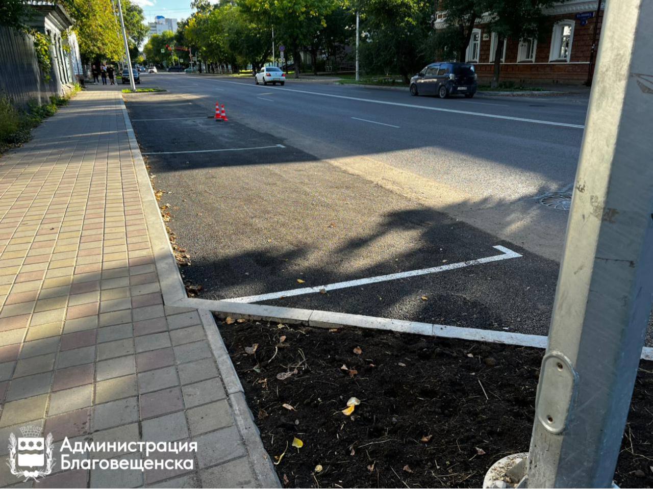 Благовещенск пополнился ещё одной общественной парковкой В этом году в областном центре появятся новые парковки для автолюбителей Обустройство одной из них на Калинина 31 завершили Также отремонтируют стоянку в районе приёмного покоя областной больницы на Василенко Работы планируют завершить к 30 сентября  Напомним помимо кармана на Калинина в городе появится ещё одна общественная парковка на Новотроицком шоссе вдоль парка Дружбы Она рассчитана на почти 60 мест четыре из которых для маломобильных автомобилистов Срок окончания работ по контракту 30 сентября 2026 года В планах у городской администрации также заключить контракт на обустройство парковки на улице Зейской от Пионерской до Шевченко Этот участок станет следующим этапом в расширении парковочной карты Благовещенска