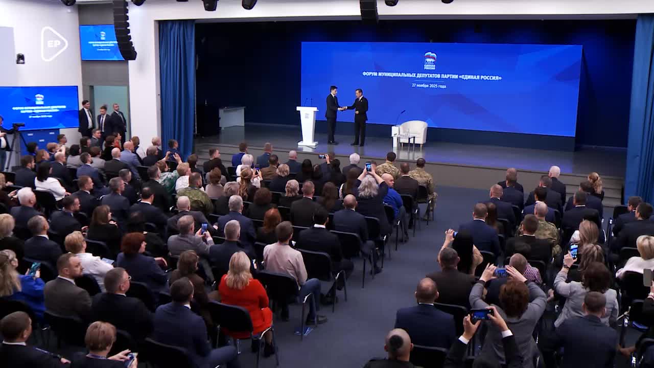 Дмитрий Медведев наградил Хабиба Хамутаева Орденом Мужества