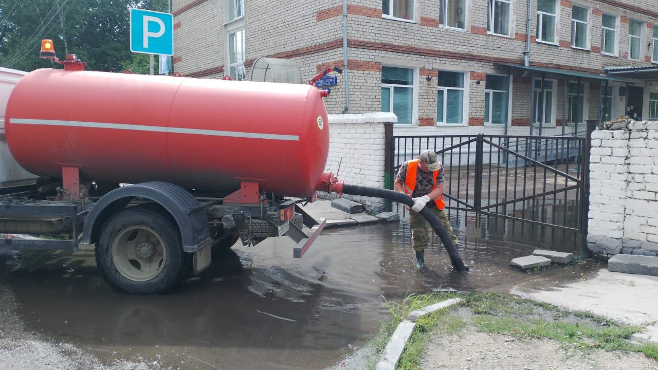 Днём коммунальщики устраняли последствия непогоды. На каких адресах, рассказываем в посте      Лужи осушили на:  50 лет Октября — Текстильная;  Шимановского — Гражданская;  Пионерская от Кольцевой до Текстильной;  Чайковского, 135;  Островского, 234.      Ливнёвки промыли на:  Студенческой от Институтской до Игнатьевского шоссе;  Амурской, 269.    Работы на подтопленных участках продолжаются.