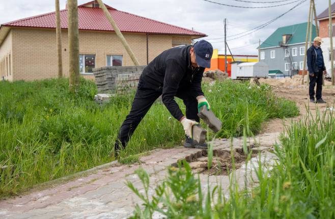 В Нарьян-Маре благоустраивают проезды на улице Полярной Как сообщили в мэрии, в порядок приведут пять участков проездов от площадки, где установлен флагшток, до бани №1. Этим летом в районе общественного пространства «Берег Качгортской курьи» продолжается благоустройство. На днях подрядчик приступил к работам — убран старый тротуар у бани №1 и сейчас производится планировка территории. В мэрии добавили, что стоимость контракта составляет 65,5 млн рублей. Общественное пространство с флагштоком было обустроено прошлой осенью. Фото: пресс-служба мэрии