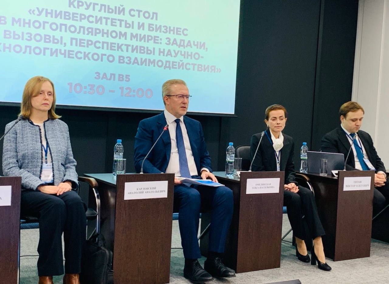 Анатолий Карловский партнер отдела общего аудита и Елена Можайкова менеджер по персоналу и работе с вузами приняли участие в Санкт Петербургском конгрессе Профессиональное образование наука и инновации в XXI веке На площадке конгресса состоялся круглый стол Университеты и бизнес в многополярном мире задачи вызовы перспективы научно технологического взаимодействия объединивший представителей академического сообщества государственных структур и бизнеса Анатолий Карловский представил доклад Опыт сотрудничества университета и бизнеса на примере взаимодействия с компанией ТеДо Наш уникальный опыт сотрудничества с СПбГУ показывает устойчивое партнерство между университетом и бизнесом успешно тогда когда оно выстроено как долгосрочная стратегия а не разовая инициатива Мы активно инвестируем не только в образовательные программы но и в развитие совместных научных исследований и бизнес проектов где наука и бизнес помогают друг другу расти отметил Анатолий Совместное участие экспертов в мероприятии стало еще одним шагом в развитии диалога между компанией и СПбГУ направленного на формирование устойчивых механизмов научно технологического сотрудничества ТамГдеТеДо