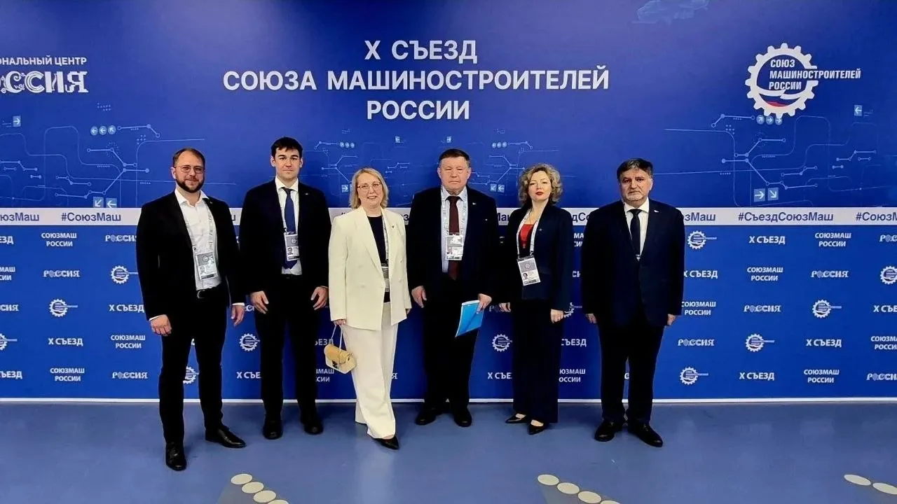 Калужское региональное отделение Союза машиностроителей России прибыло на Х Съезд организации На площадке Национального центра Россия в Москве открыт юбилейный X Съезд Союза машиностроителей России ключевое событие для отрасли собравшее ведущих представителей отечественного машиностроения Наше РО представлено 6 активными делегатами Впереди насыщенный день с большим количеством важных мероприятий и встреч Повестка юбилейного Съезда включает в себя два стратегических блока подведение итогов работы Союза машиностроителей России за последние пять лет и определение дальнейшего вектора развития отечественного машиностроения на предстоящий пятилетний период Участие калужской делегации в столь масштабном мероприятии подчёркивает значимость региона в развитии отечественного машиностроения СоюзМашКалуга СоюзМаш ХСъездСоюзаМашиностроителейРоссии Калуга