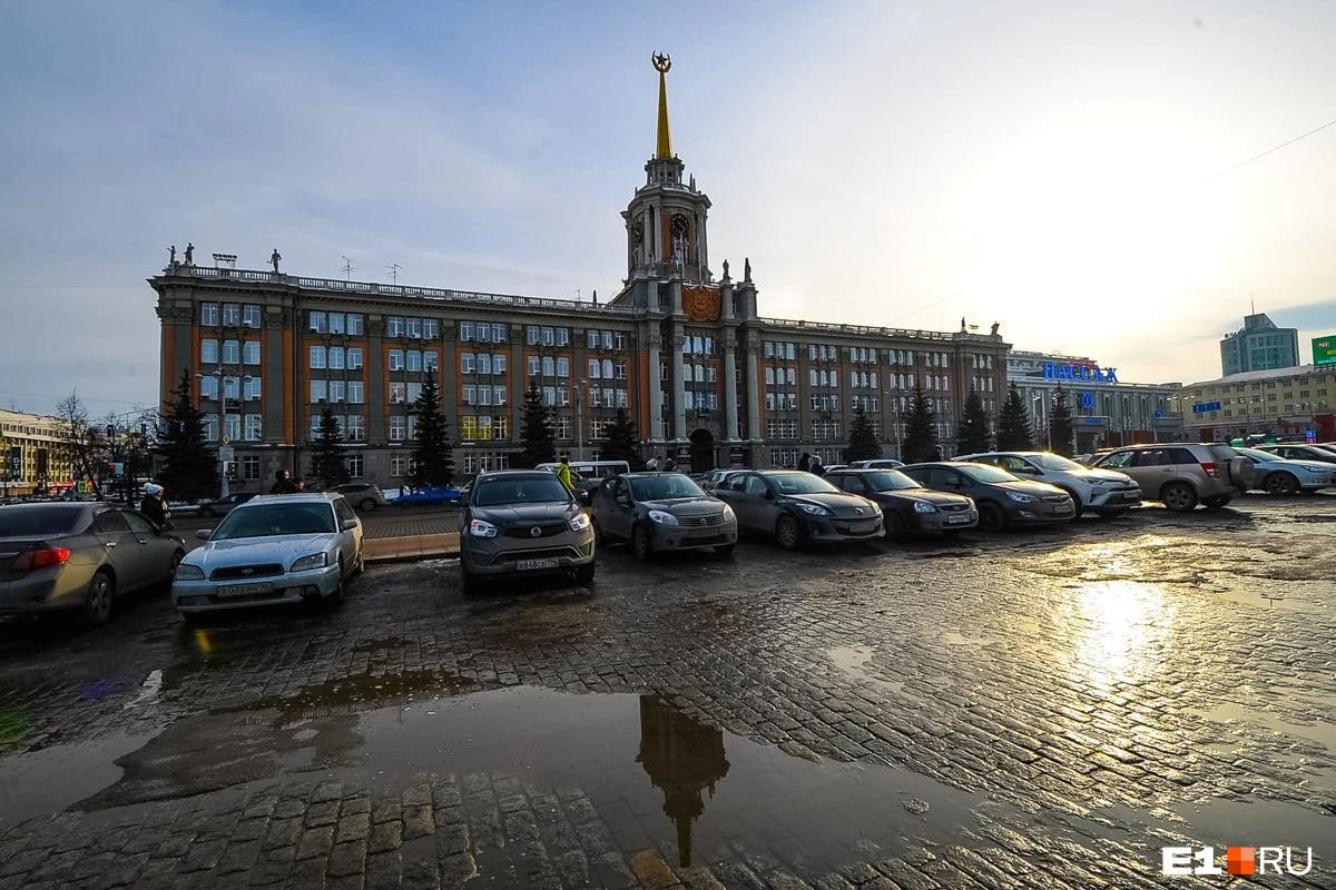 В Екатеринбурге уже 2 ноября закроют парковку на площади 1905 года. Она будет недоступна для автомобилистов почти четыре месяца — до конца февраля.   Сначала на месте парковки откроется ярмарка, а затем там начнутся работы по заливке катка. А еще там будет заснеженный лес с елочками и павильон для аренды коньков.  Хотите, чтобы новогодняя атмосфера пришла в Екатеринбург? Ставьте