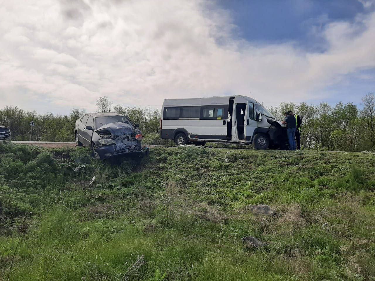 8 человек пострадали в ДТП с микроавтобусом возле оренбургского п. Самородово На трассе под Оренбургом произошло ДТП с микроавтобусом. УМВД сообщает о восьми пострадавших. Авария случилась возле п. Самородово. Предварительно известно, что водитель микроавтобуса Peugeot при повороте налево не уступил дорогу легковушке BYD. Водителя и пассажира китайского авто, а также шестерых человек, которые ехали в Peugeot, доставили в больницу. Фото: УМВД Оренбургской области.