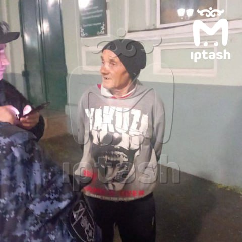 Из кафедрального собора на Баумана стащили ящик с пожертвованиями. Ночью там находился лишь один из служителей — сидел на втором ярусе. Вдруг он услышал грохот, а следом шаги. Спустился вниз и увидел, как какой-то мужик выносит ящик, в котором прихожане оставляют деньги на нужды храма. А ещё — выломанную дверь. Помчался за вором. Сам догнать не смог, но вызвал полицию. 50-летнего грабителя задержали. А вот его напарник на втором фото слинял.