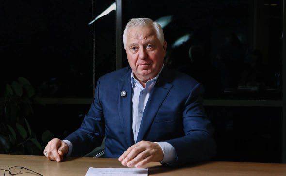 Владелец Вкусно и точка Александр Говор после ухода McDonald s компания изменила стратегию развития и это дало результат По словам Говора раньше корпорация детально контролировала каждый рабочий процесс а большинство решений по закупке сырья открытию новых ресторанов и даже запуску новинок в меню проходили долгий процесс согласований и спускались сверху После 2022 года компания отказалась от сложной системы принятия решений причем произошло не просто упрощение а фундаментальное изменение системы принятия решений Раньше корпорация нам говорила где мы будем закупать мясо или картошку А на сегодняшний день у нас почти 95 это российское производство если говорить о сырье то около 70 Это тоже нам развязало руки позволило сделать продукты более доступными для гостей Раньше многое возили из за границы долго хранили на складах Сейчас отечественные продукты используем в течение месяца Нет перемороженной месяцами рыбы минтай у нас дальневосточный дикого вылова Также в компании пересмотрели стратегию McDonald s не открывать рестораны в городах с населением менее 300 тысяч человек в итоге за неполных три года сеть увеличила число ресторанов с 850 до 974 в том числе за счет выхода в новые города и регионы banksta