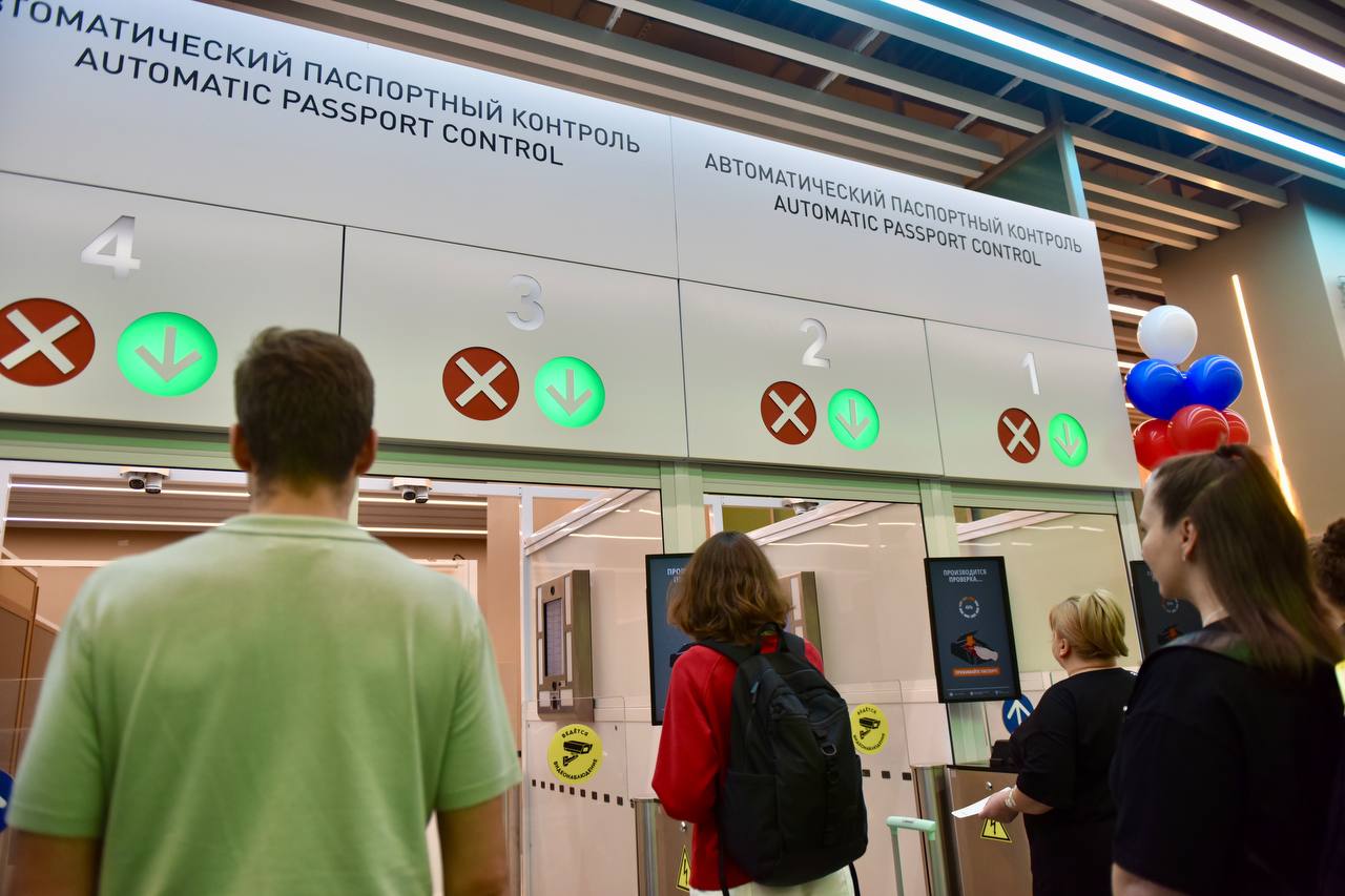 Министр транспорта РФ Андрей Никитин и руководитель Свердловской области Денис Паслер открыли пункт пропуска через государственную границу в аэропорту «Кольцово» В торжественном открытии также приняли участие руководитель Федерального агентства воздушного транспорта Дмитрий Ядров и гендиректор АО УК «Аэропорты регионов» Евгений Чудновский. В 2025 году в аэропорту Кольцово завершилась масштабная модернизация международного терминала, в рамках которой было проведено обновление всех его инженерных систем. В соответствии с требованиями законодательства здесь реализовано разделение потоков пассажиров. Теперь пассажиры, вылетающие в государства Таможенного союза, следуют отдельным коридором от пассажиров рейсов в иные зарубежные страны. Для путешественников в страны ТС также был организован новый зал повышенной комфортности «Агат». В пункте пропуска установлена инновационная система автоматического паспортного контроля «Сапсан». Она позволяет осуществлять пересечение границы без участия оператора, а время прохождения границы с ее использованием составляет менее одной минуты. Теперь аэропорт сможет принимать в 1,5 раза больше пассажиров международных рейсов. Пропускная способность пункта составит 2,2 тыс. пассажиров в час. Полина Зиновьева, Максим Начинов, «Областная газета» Подписаться на «ОГ» Прислать новость Поддержать канал
