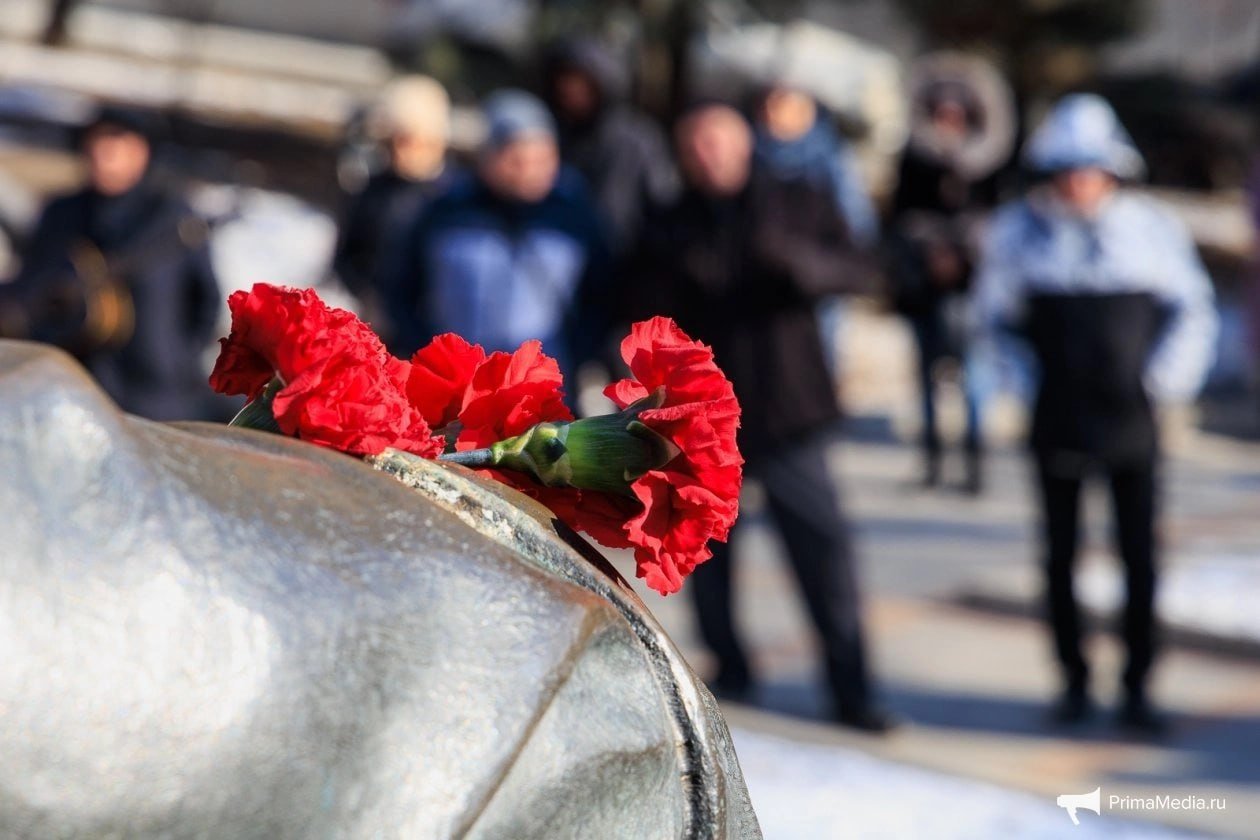 Поклонники Владимира Высоцкого отметили его день рождения в Театральном сквере Владивостока  Памятное мероприятие  6+  традиционно прошло возле памятника поэту, музыканту и актеру. Присутствовало около 50 почитателей таланта Владимира Высоцкого. Каждый желающий мог выступить, исполнив стихи или песни выдающегося автора.    О том, как это было — в фоторепортаже ИА PrimaMedia.    PrimaMedia   Прислать новость