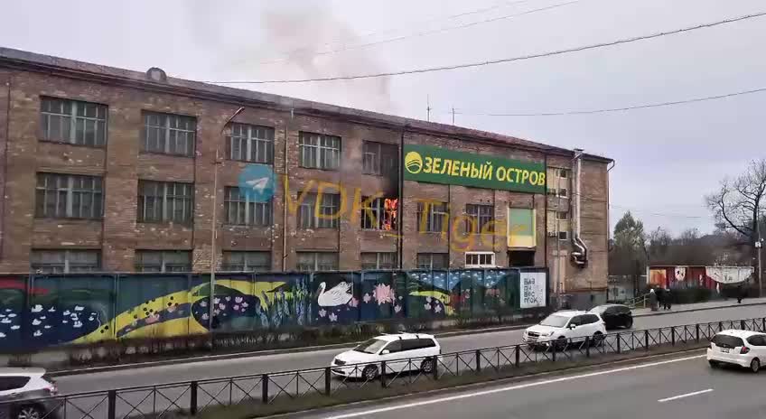 Пожар в торговом центре 'Зеленый остров' во Владивостоке ликвидирован без пострадавших
