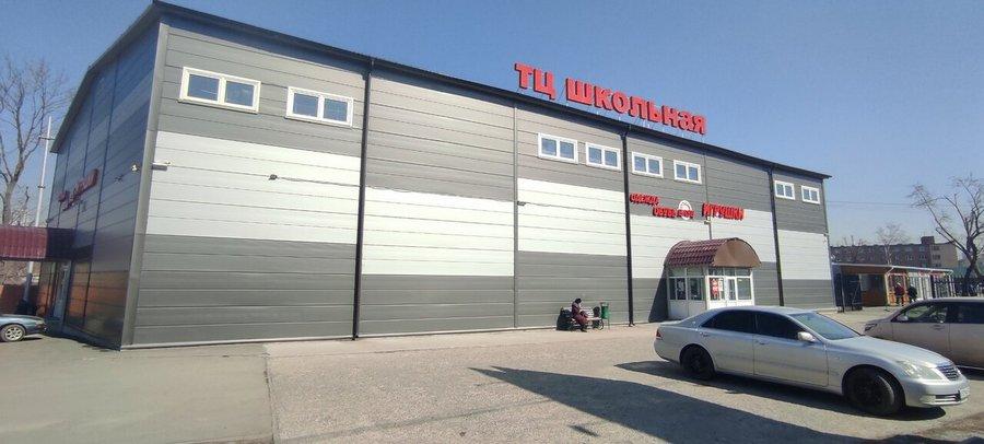 Как и предполагал KONKURENT RU прокуратура Приморья закрыла торговый центр Школьная на ул Борисенко 15 по причине неустраненных нарушений правил пожарной безопасности Объект ранее принадлежал совладельцу Спортивного рынка и предполагаемому лидеру ОПГ Трифоновские Александру Ясину но в прошлом году был продан хабаровскому ресторатору Марку Косачу