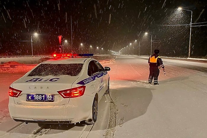Трассу Екатеринбург Пермь перекроют Сегодня 19 февраля на трассе Екатеринбург Пермь ограничат движение На 187 ом километре дороги возле посёлка Ачит будут ремонтировать барьерные ограждения Движение осуществляется по одной полосе Время работ с 09 00 18 00 сообщили в пресс службе Уралуправтодора Водителей просят заранее планировать свой маршрут пишет КП Екатеринбург uralweb ru