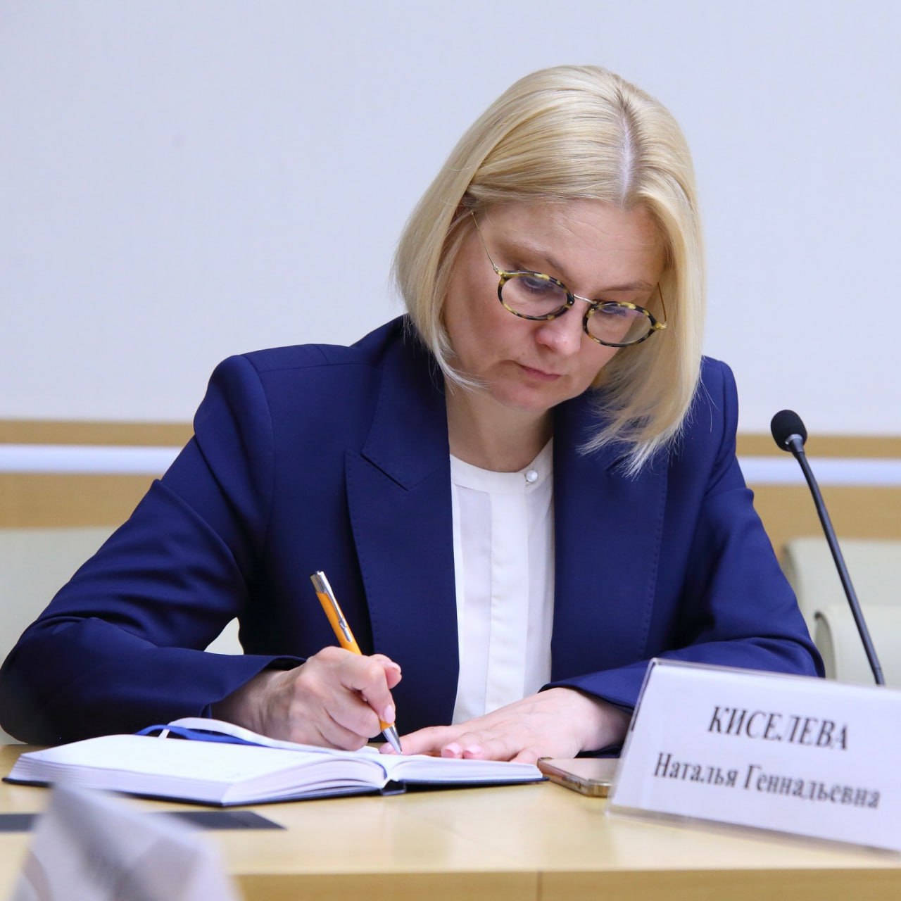 Уволилась глава аппарата губернатора Томской области Наталья Киселева ее должность упразднили Возглавившая аппарат губернатора в 2022 году Наталья Киселева ушла в отставку в связи с переходом на другую работу сообщила пресс служба обладминистрации Ее должность упразднили передав подведомственные департаменты и комитеты управделами обладминистрации Ольге Крыловой Теперь у Владимира Мазура осталось 14 заместителей Наталья Киселева дочь экс спикера Тюменской облдумы единоросса Сергея Корепанова До переезда в Томск работала помощницей вице губернатора Тюменской области Владимир Мазур вероятно пересекался с Киселевой во время работы замгубернатора Тюменской области в 2011 2012 годах Фото телеграм канал Владимира Мазура Подписывайтесь на tv2news1 и присылайте нам свои новости через tv2today bot