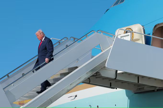 Кажется Трамп снова заработает денег СМИ сообщают о подаче заявок на регистрацию товарных знаков связанных с объектами которые получили имя президента В частности поданы документы на DONALD J TRUMP INTERNATIONAL AIRPORT PRESIDENT DONALD J TRUMP INTERNATIONAL AIRPORT и DJT Это означает что владелец сможет получать роялти от использования своего имени В компании Trump Organization уверяют что дело не в деньгах Трамп просто защищает свое имя Никто из предыдущих президентов именами которых называли аэропорты так не делал Ни Рейган ни Кеннеди Представители Трампа поясняют что просто у него другой уровень и его имени нужна юридическая защита Наш канал в MAX