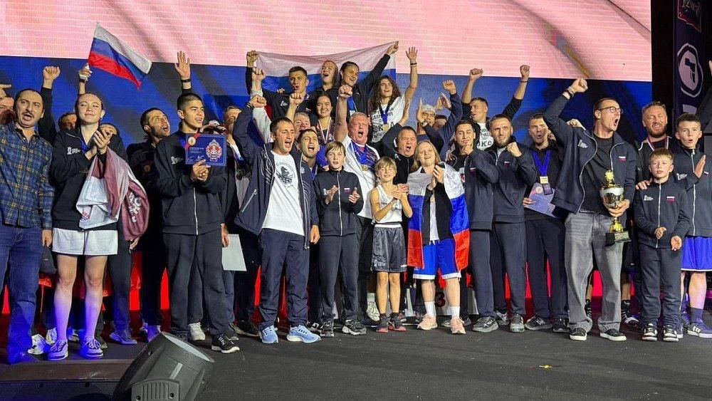Сборная России выиграла командный зачёт ЧМ по шахбоксу В Сербии завершился чемпионат мира по шахбоксу в котором приняли участие 176 спортсменов из 17 стран Российские спортсмены выиграли медальный зачёт завоевав 29 медалей среди которых 15 золотых Спортсмены выступали под флагом России на церемонии награждения играл гимн России   поздравляем Ph Федерация шахбокса Челябинской области Video Федерация шахбокса России chessgames