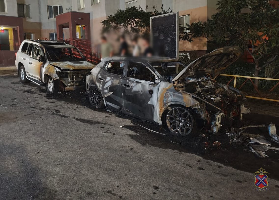 Задержана подозреваемая в поджоге авто В Волгограде сотрудники уголовного розыска совместно с УФСБ задержали женщину подозреваемую в поджоге двух автомобилей в Краснооктябрьском районе Ею оказалась 42 летняя жительница Ростовской области Подозреваемая задержана по ст 91 УПК РФ сейчас решается вопрос об избрании меры пресечения Расследование уголовного дела продолжается