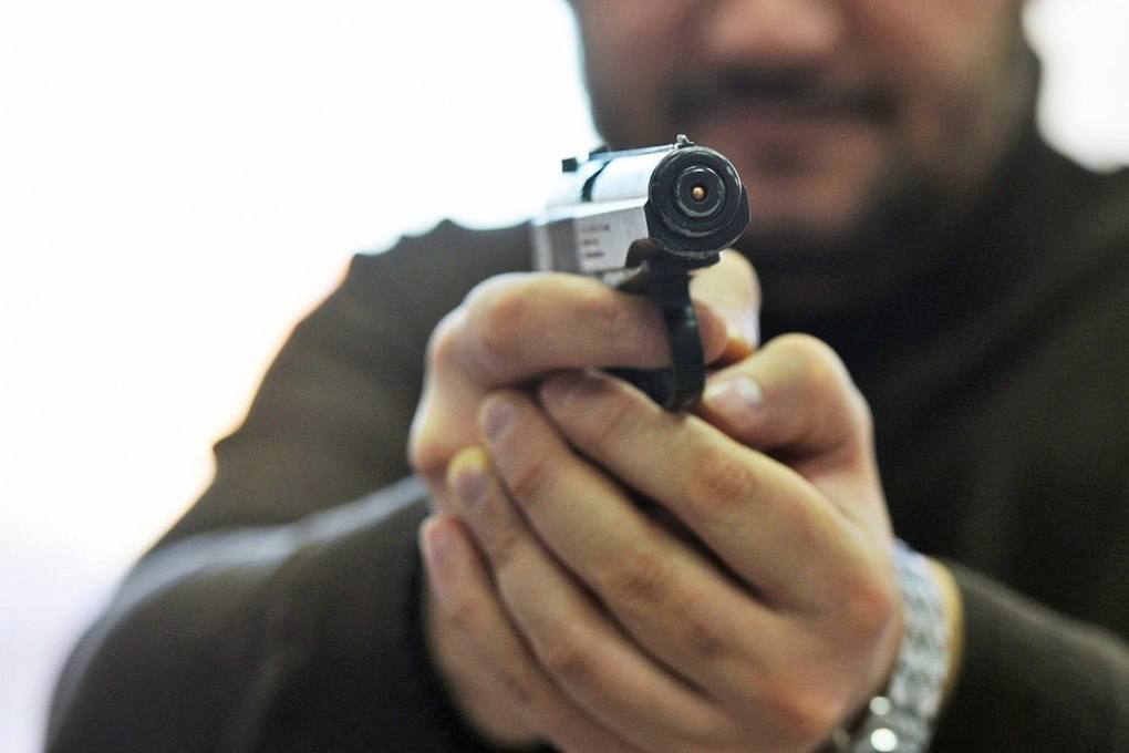 В Москве уроженец Афганистана стрелял в собаку, но попал в маленькую девочку Жительница столицы совершала вечернюю прогулку вместе с 12-летней дочерью и маленькой собачкой. Во дворе она встретила 23-летнего уроженца Афганистана с маленьким ребенком и попросила его взять ребенка на руки, чтобы остальные дети могли поиграть с собакой. Мужчина согласился, но через пару минут женщина услышала выстрел и плач дочери, а афганец убегал в подъезд. Оказалось, что иностранец достал травмат и выстрелил в сторону собаки, однако попал в руку девочке. Ребенку потребовалась помощь врачей, а стрелка задержала полиция. Картотека Все по полочкам