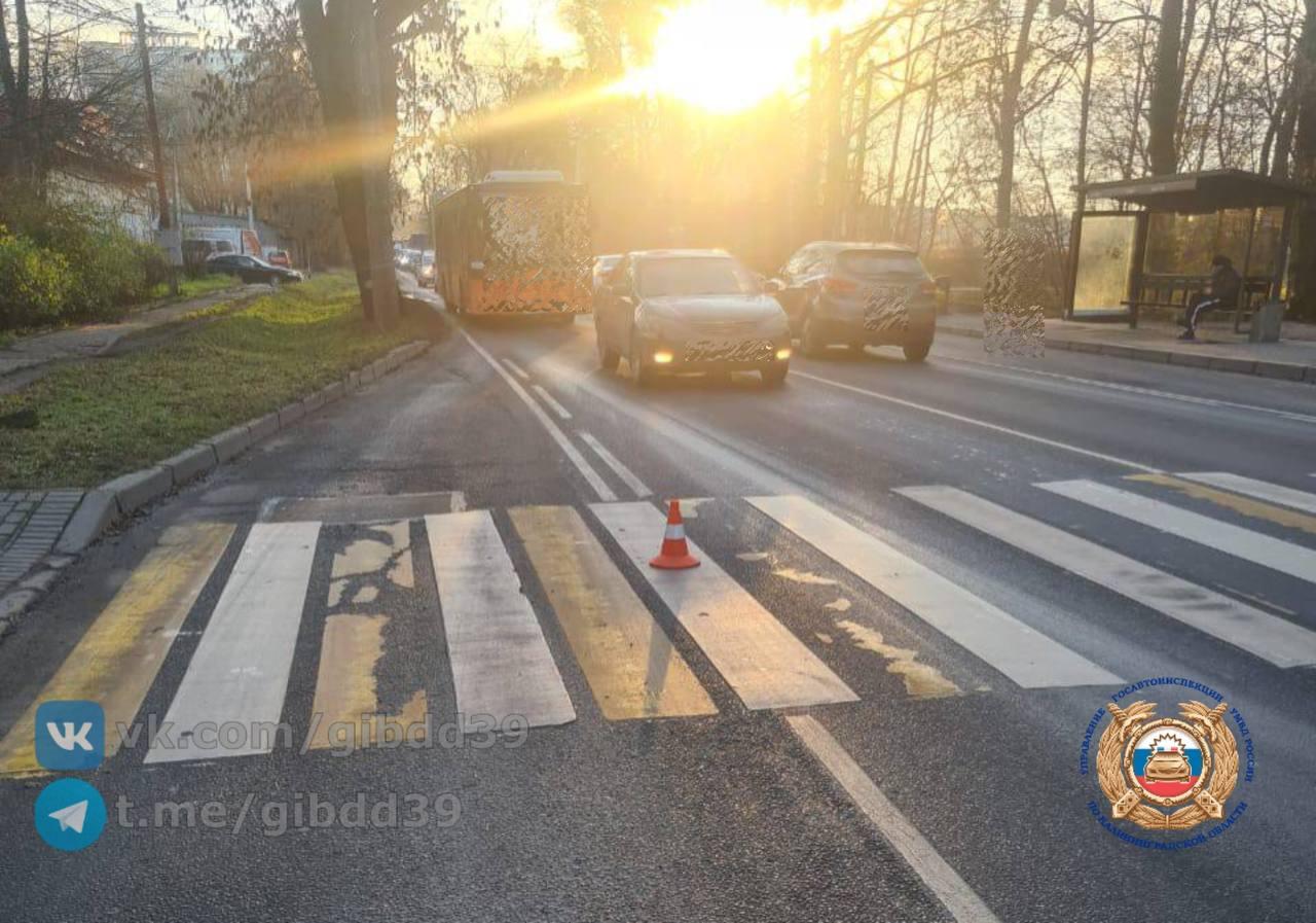 На Советском проспекте легковушка сбила переходившего дорогу подростка ДТП произошло в 9 00 около дома 182 по Советскому проспекту За рулём Ford сидел мужчина 1959 года рождения Водитель сбил пешехода переходившего дорогу по нерегулируемой зебре Пострадавший получил травмы его отправили в больницу Фото ГАИ региона