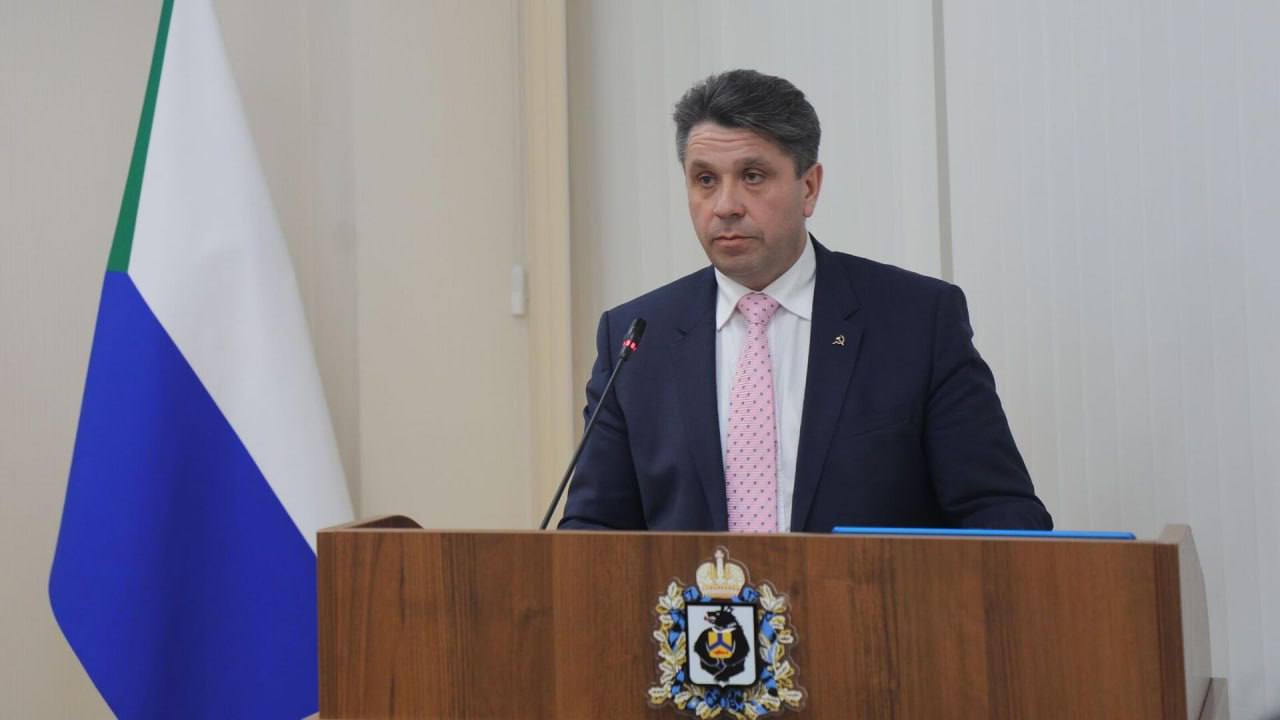 Хабаровский омбудсмен поддержал ношение хиджаба в школе вызвав общественный резонанс В Хабаровске разгорелся конфликт вокруг ношения религиозной одежды в общеобразовательном учреждении Директор многопрофильного лицея имени 202 й воздушно десантной бригады запретил ученице посещать занятия в хиджабе сославшись на правила школьной формы Ситуация обострилась после вмешательства уполномоченного по правам ребенка Петра Перевезенцева который сослался на конституционные принципы многонациональности и равенства вероисповеданий По информации из открытых источников отец девочки Мубариз Джафаров также активно обостряет конфликт Особое внимание обращает на себя партийная принадлежность Перевезенцева к КПРФ чье руководство неоднократно выступало с инициативами по защите прав мигрантов на федеральном уровне Директор учебного заведения получил поддержку со стороны общественности ожидающей от региональных властей защиты принципов светского образования и единых стандартов для всех учащихся