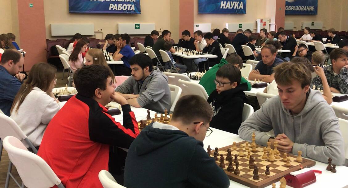 В столице Среднего Урала стартовал этап Рапид Гран-при России в рамках традиционного шахматного турнира «Екатеринбург опен 2025». В этом году участие в розыгрыше принимают 150 шахматистов из нескольких российских регионов. Призовой фонд текущего этапа составляет 500 тысяч рублей. По результатам прошедших шести туров гонку лидеров возглавил международный мастер из Челябинской области Ярослав Ремизов. В шести сыгранных партиях он одержал пять побед и один раз сыграл вничью. На пол-очка меньше набрали Дмитрий Кокарев, Лея Гарифуллина, Роман Кузьмин все - Свердловская область , Владимир Захарцов Москва и Кирилл Шубин Санкт-Петербург . По 4,5 очка из 6 возможных набрали еще 16 участников. Оставшиеся пять туров будут сыграны на турнире «Екатеринбург опен» во вторник 12 августа. Федерация шахмат Свердловской области