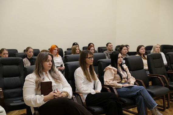 Молодые дончане поучаствовали в видеоконференции с главой Минкультуры России Ольгой Любимовой 25 января NVGAZETA Эта видеоконференция проводилась в канун Дня российского студенчества Среди её участников были и члены молодёжного совета музея заповедника М А Шолохова Тихий Дон Встреча стала важным шагом для развития культурной политики и построения эффективной системы в которой каждый молодой талант сможет раскрыться отмечается по её итогам в пресс релизе музея заповедника М А Шолохова Тихий Дон С Ольгой Борисовной в рамках встречи молодые сотрудники обсуждали общие вызовы в сфере культуры и о том как молодёжь может отвечать на них узнали про образовательные программы просветительские лекции и другие мероприятия которые регулярно проходят для участников сообщества Молодёжь в культуре