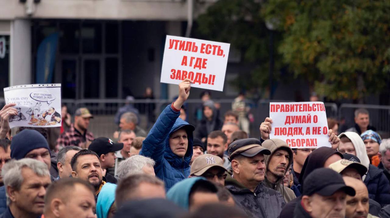 Минпромторг перенёс введение нового утильсбора на 1 декабря Министерство промышленности и торговли решило отсрочить вступление в силу нового механизма расчёта утильсбора Причина защита интересов граждан которые уже заказали и оплатили автомобили но не успели их получить из за задержек поставок Проект постановления внесён в правительство однако сам порядок расчёта сбора останется прежним изменится только дата начала действия А что еще произошло