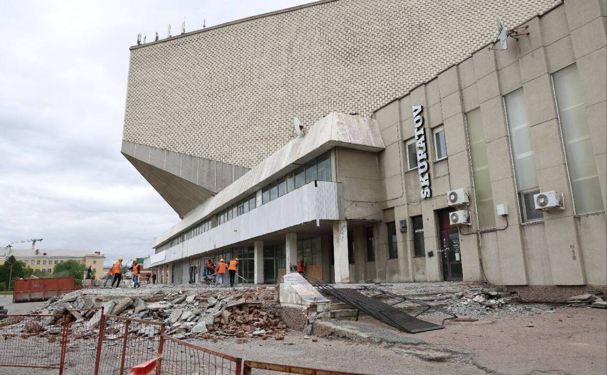 СКК имени Блинова собираются открыть в сентябре  Капитальный ремонт спорткомплекса подходит к концу. Об этом журналистам сообщила PR-директор хоккейного клуба «Авангард» Татьяна Козлова.  «В середине сентября объект должен быть открыт. Может быть, в конце сентября. Там уже идут внутренние работы. Готовится продажа билетов, в ежедневном режиме проводятся совещания, решаем, чем наполнить пространство», — сообщила Козлова.  Открытие обновленного спорткомплекса планируется провести в торжественной обстановке. Сразу же после ввода объекта в эксплуатацию в СКК имени Блинова должны переехать фарм-клуб «Авангард», команда Высшей хоккейной лиги «Омские Крылья», а также волейбольная команда «Омичка». Как сообщила Татьяна Козлова, при необходимости можно будет трансформировать хоккейную площадку в волейбольную за ночь. Также в СКК планируется проводить концерты.