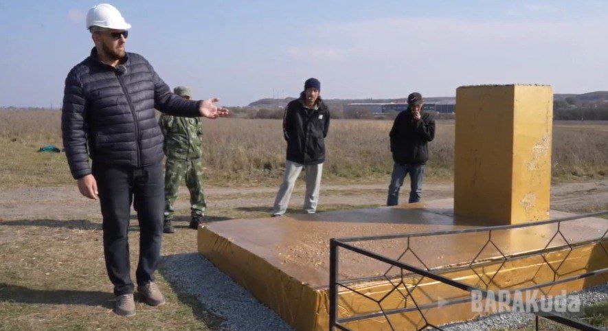 На могиле актера Андрея Неретина сыгравшего вымышленного депутата Уссурийска Виталия Наливкина поставили памятник золотого цвета Со дня его смерти прошло чуть больше года Деньги на это собирали добровольно поклонники шоу знакомые команды и самого Неретина Выбор цвета и формы тоже делал народ До этого могила была в плачевном состоянии Корреспонденты vladivostok1ru побывали на месте его захоронения 12 сентября и нашли там небольшую разруху Тогда команда рассказала что на установку памятника и ограды им понадобится время Теперь место захоронения облагородили установили новую фотографию и снова возложили цветы Выбор цвета объяснили сами горожане золотой потому что Наливкин был золотым человеком Фото barakuda usk Подписаться