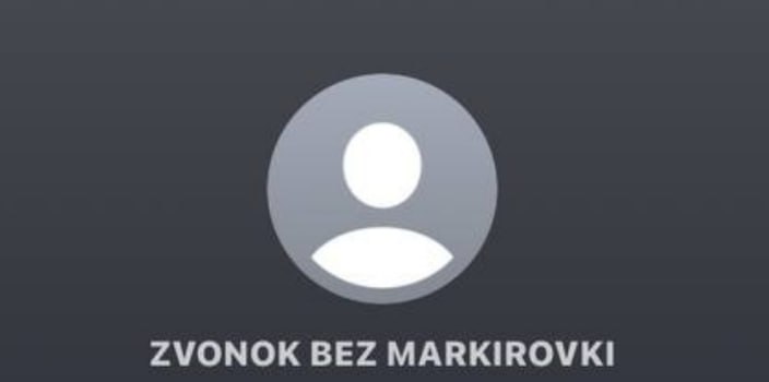 С 27 января большая четверка операторов сотовой связи перестала показывать абонентам промаркированные звонки из Сбербанка ВТБ и Альфа Банка как того требуют нормы по борьбе с мошенничеством Решение связано с тем что кредитные организации так и не заключили с компаниями договоры об этой обязательной опции выяснил РБК Поправки которые по задумке должны защитить граждан от маскирующихся под легальный бизнес мошенников заработали в России 1 сентября 2025 года Согласно им операторы связи обязаны передавать физлицам информацию о том кто звонит им с номеров организаций или индивидуальных предпринимателей При входящем вызове абонент должен увидеть на экране название компании и категорию звонка например реклама или банк Данные предоставляются оператором связи на основании договора с организациями После вступления нормы в силу банки а также компании чья работа предполагает большое количество телефонных звонков жаловались по поводу расходов которые им придется нести из за маркировки Кредитные организации считают что финансовую нагрузку должны нести сами операторы связи Представители большой четверки сообщили РБК что многие компании уже заключили контракты на предоставление услуг по маркировке и исключений для кредитных организаций быть не может РБК в Telegram и MAX